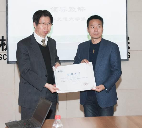 刘总经理接受捐赠证书